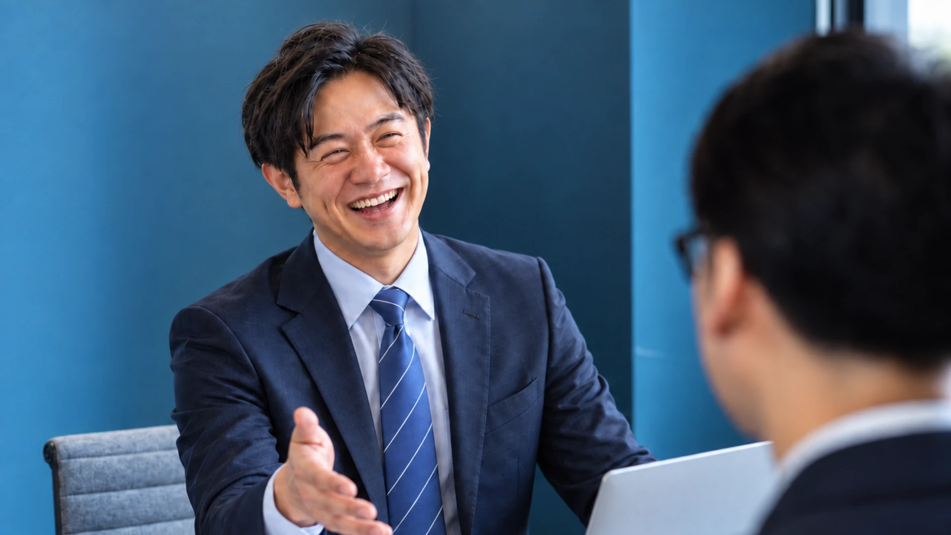 お客様と話すスタッフ