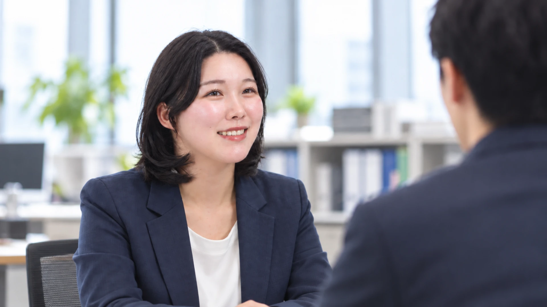 お客様の話を聞くスタッフ
