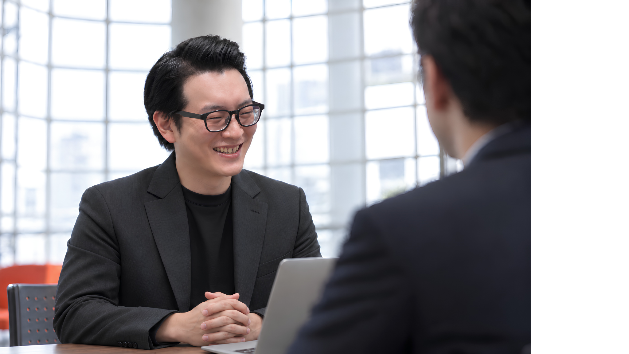 お客様の話を聞くスタッフのイメージ